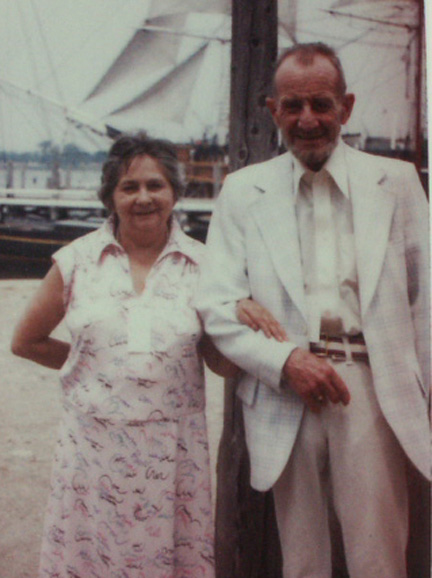 {}{CHARLES Y MARIA PASEAN EN FAMILIA};{@Date:1975};{@Place:South Street Seaport NY. EUA};{@Author:Clarence Alfred Fisk ll Modified: May 20};{2021};{*NOP*};{Charles Taylor Fisk Rand};{Maria Luis Godoy Benitez};{eTg};{[ATHR]Clarence Alfred Fisk ll  Modified: May 20,2021